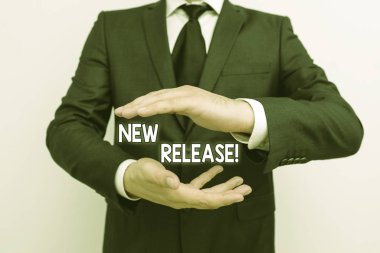 Yeni sürümü yazan el yazısı metni. Kavram demek, haber değeri taşıyan bir şey duyurmak demek. Sakallı, erkek, işçi kıyafeti giyen, elini kaldıran bir adam..