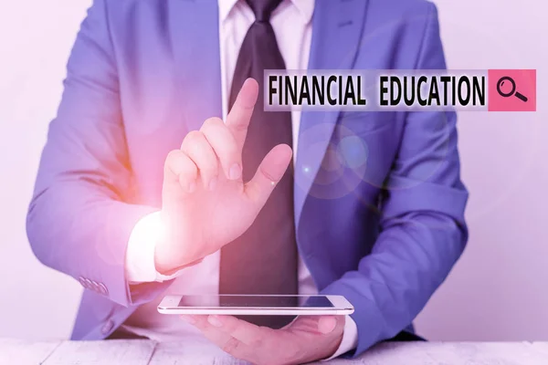 Escritura manual conceptual que muestra Educación Financiera. Foto de negocios que muestra la educación y la comprensión de varias áreas financieras Empresario con el dedo en la punta delante de él . —  Fotos de Stock