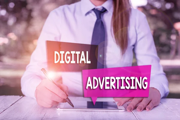 Tekst pisma Digital Advertising. Pojęcie marketingu produktów lub usług za pomocą Internetu Kobieta biznesu siedzi przy stole i trzyma telefon komórkowy. — Zdjęcie stockowe