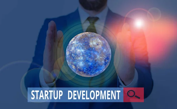 Tekstbord met Startup Development. Conceptuele foto efficiënt ontwikkelen en valideren schaalbare business model Elementen van dit beeld geleverd door Nasa. — Stockfoto