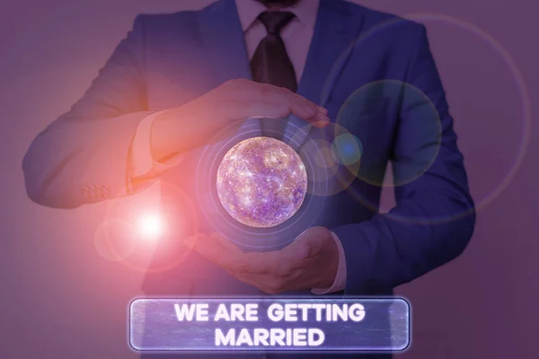 Λέξη που γράφει ότι παντρευόμαστε. Business concept for Engagement Προετοιμασία γάμου Αγαπώντας το ζευγάρι Στοιχεία αυτής της εικόνας από τη Nasa. — Φωτογραφία Αρχείου