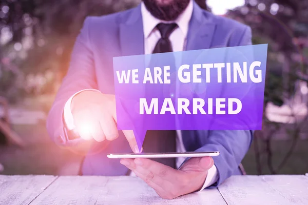 Az SMS-ben az áll, hogy összeházasodunk. Fogalmi fotó Eljegyzés Esküvő előkészítése Szerető pár Üzletember mutatóujjal előtte. — Stock Fotó