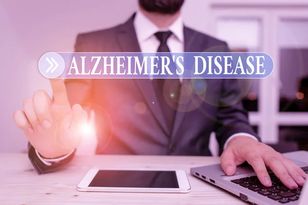 Note d'écriture montrant la maladie d'Alzheimer S Is. Photo d'affaires mettant en valeur la détérioration mentale avancée qui se produisent dans la vieillesse Homme vêtements formels vêtements présents utilisation smartphone hitech . — Photo