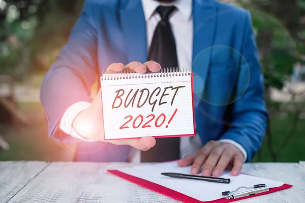 Εννοιολογική γραφή χέρι δείχνει Προϋπολογισμός 2020. Business photo text εκτίμηση των εσόδων και των δαπανών για το επόμενο ή τρέχον έτος Ο άνθρωπος κατέχει κενό χαρτί με αντίγραφο χώρο μπροστά του. — Φωτογραφία Αρχείου