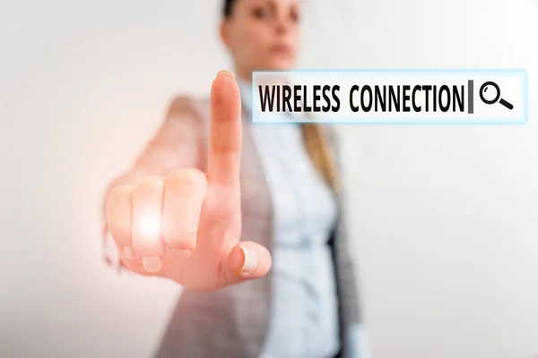 Conceptual hand writing showing Wireless Connection. Business photo showcasing there is no physical wired connection between networks Digital business concept with business woman. — Stock Photo, Image