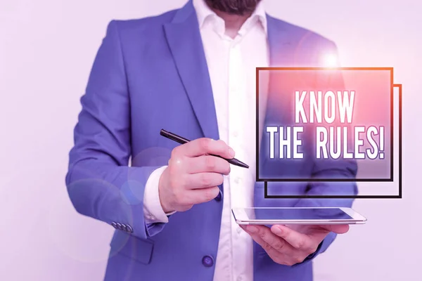 Psaní textu na rukopis Know The Rules. Pojem znamená definovat explicitní nebo regulatorní principy chování podnikatel s ukazováčkem před sebou. — Stock fotografie