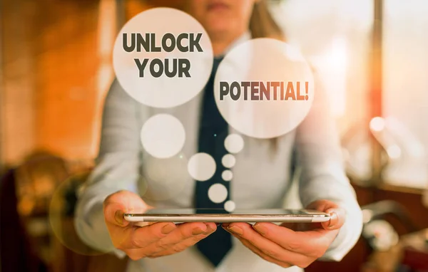 Conceptuele handschrift waaruit blijkt Unlock Your Potential. Zakelijke foto tekst release mogelijkheden Onderwijs en goede training is sleutel Vrouw op de achtergrond wijzend met vinger in lege ruimte. — Stockfoto