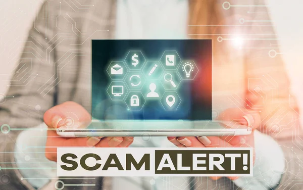 Texte manuscrit Scam Alert. Concept signifiant obtenir frauduleusement de l'argent de la victime en le persuadant . — Photo