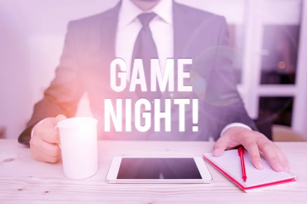 Konceptuální rukopis zobrazující Game Night. Obchodní foto představení obvykle jeho volal na dospělých play data, jako je poker s přáteli Muž lidské oblečení formální oblečení současné použití hitech smartphone. — Stock fotografie