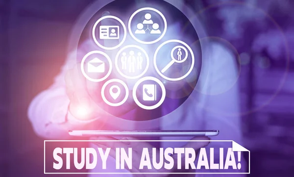 Tekst teken dat studie toont in Australië. Conceptuele foto gaan in het buitenland bestelling Voltooi uw studies. — Stockfoto