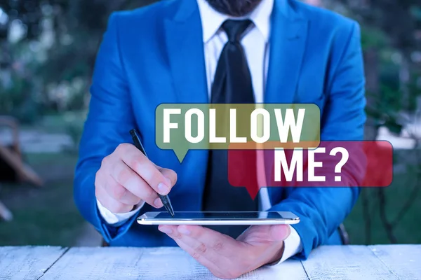 Tekstbord met Follow Me Question erop. Conceptuele foto gaan of komen na het demonstreren of ding vooruit te gaan Zakenman wijzen met pen in lege kopieerruimte. — Stockfoto