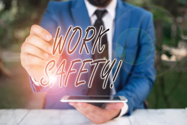 Tekst schrijven Work Safety. Bedrijfsconcept voor beleid en procedures om de gezondheid van werknemers te waarborgen Zakenman wijst met pen in lege kopieerruimte. — Stockfoto