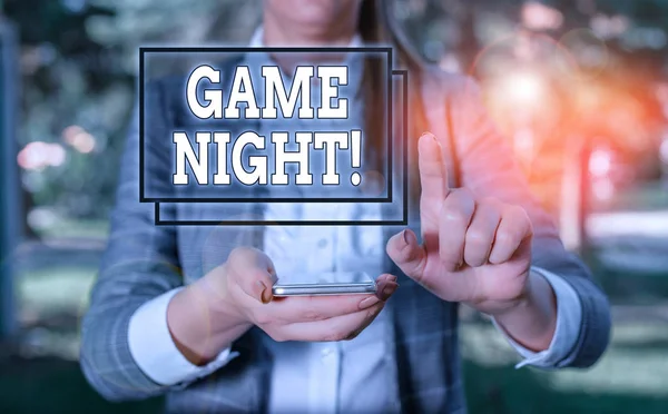 Manuscrito texto Game Night. Conceito significado geralmente é chamado em datas de jogo adulto como poker com amigos Mulher em suites cinzentas detém telefone móvel . — Fotografia de Stock