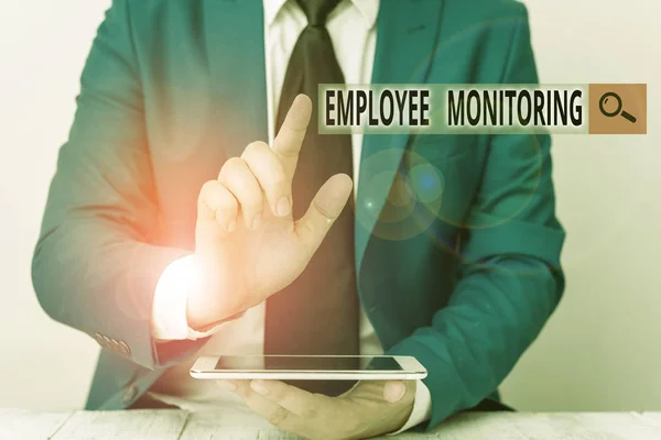 Escritura manual conceptual que muestra el monitoreo de los empleados. Foto de negocios mostrando la recopilación de información sobre los empleados en el lugar de trabajo Empresario con el dedo en la punta delante de él . — Foto de Stock