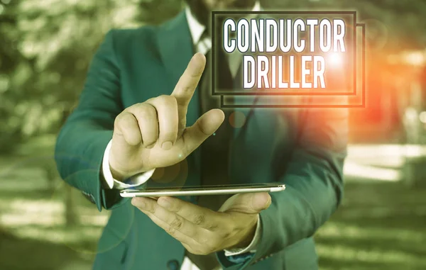 Signo de texto que muestra a Conductor Driller. Foto conceptual medio de transporte del fluido de perforación ascendente Empresario en suite azul con una corbata sostiene la falda en las manos . —  Fotos de Stock