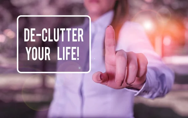 Kézírás szöveg írás De Clutter Your Life. Koncepció jelentése távolítsa el a felesleges tárgyakat rendetlen vagy túlzsúfolt helyeken Nő kék üzleti ingben mutat ujjával az üres helyre. — Stock Fotó