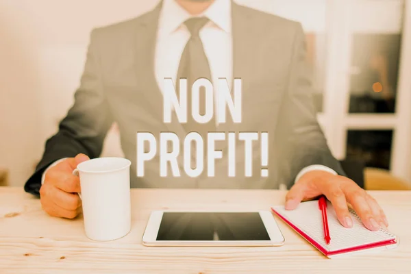 Scrittura concettuale a mano che mostra No Profit. Business photo vetrina non fare o condotta principalmente per rendere l'organizzazione di profitto Maschio abbigliamento umano abiti formali uso attuale smartphone hitech . — Foto Stock