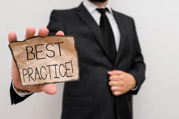 Conceptueel handschrift met beste praktijken. Zakelijke foto tekst commerciële procedures die worden geaccepteerd voorgeschreven zijn correct Man menselijke dragen formele werkpak met kantoor look hold book. — Stockfoto