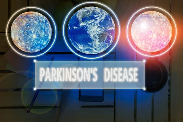パーキンソン病を示すメモを書くことは病気です。動きに影響を与える神経系疾患を紹介するビジネス写真NASAが提供するこの画像の要素. — ストック写真