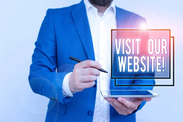 Scrittura di testi a mano Visita il nostro sito web. Concetto significa visitatore che arriva al sito web e procede a navigare Businessman con il dito puntato di fronte a lui . — Foto Stock