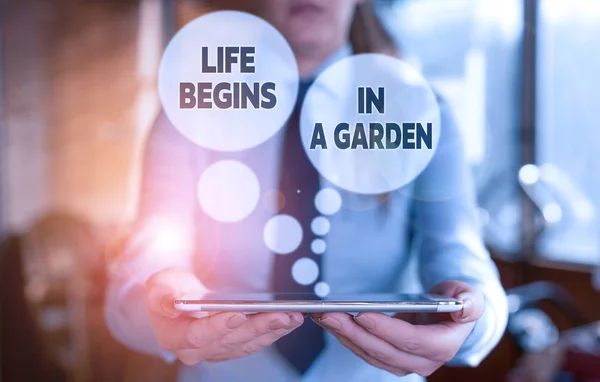 Εννοιολογική γραφή με το χέρι που δείχνει τη ζωή αρχίζει σε έναν κήπο. Επιχειρηματικό κείμενο φωτογραφία Γεωργία Φυτά αυξανόμενη αγάπη για την κηπουρική Γυναίκα στο παρασκήνιο δείχνοντας με το δάχτυλο στο κενό χώρο. — Φωτογραφία Αρχείου