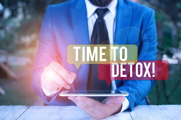 Signo de texto que muestra Time To Detox. Foto conceptual cuando purifica su cuerpo de toxinas o deja de consumir drogas Empresario señalando con la pluma en el espacio de copia vacío . — Foto de Stock