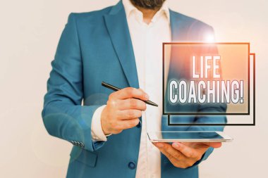 Yaşam koçluğu el yazısı. Meslek hayatındaki hedeflerine ulaşmak için işe alındıklarını göstermek ve iş adamını suçlamak anlamına geliyor..