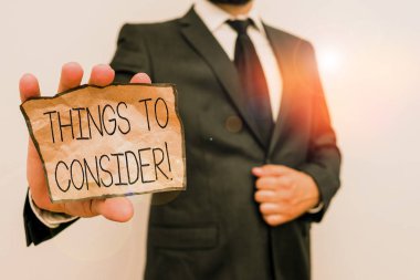 Düşünülmesi gereken şeyleri gösteren kavramsal el yazısı. İş fotoğrafı metni. Karar vermek için bir şey düşün. Erkek insan resmi bir iş elbisesi giymeli..