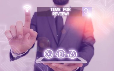 İnceleme Zamanı 'nı gösteren not yazılıyor. Değişiklik yapmak isteyen bir şeyin resmi değerlendirmesini gösteren iş fotoğrafı.