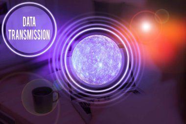 Veri iletimini gösteren metin işareti. Kavramsal fotoğraf, Nasa tarafından desteklenen bu resmin iletişim ağı elemanları üzerinden elektronik olarak veri gönderiyor..