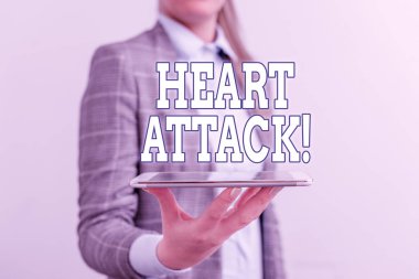 Kalp krizi belirtileri var. Ani koroner trombozun kavramsal fotoğrafı cep telefonu ve iş kadınlarıyla ölüm ticareti kavramına yol açtı..