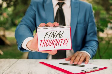 Son Düşünceleri gösteren kavramsal el yazısı. İş fotoğrafı metni, sizin sonuçlarınız içindeki son birkaç cümle olmalı. Önünde fotokopi alanı olan boş bir kağıt tutan adam..