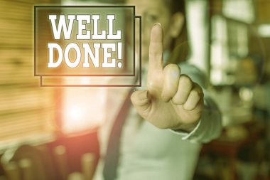 Bravo 'yu gösteren bir not yazıyorum. İş fotoğraflarının sergilenmesi övgü gösterileri ya da bir şey için grup çalışması iyi bir şekilde yapılmış. Arka planda bulanık bir kadın boş alanı işaret ediyor..