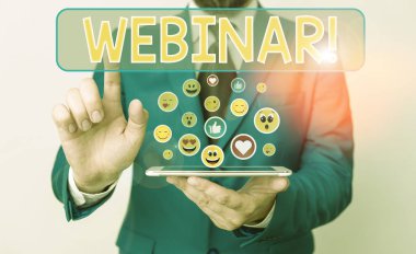 Webinar'ı gösteren kavramsal el yazısı. İş fotoğrafı metin semineri veya Internet'te gerçekleşen diğer sunum türleri.