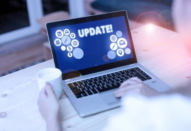 Kelime yazma metni Güncelleştir. Yazılım programı gibi daha modern veya güncel bir şey yapmak için iş konsepti.