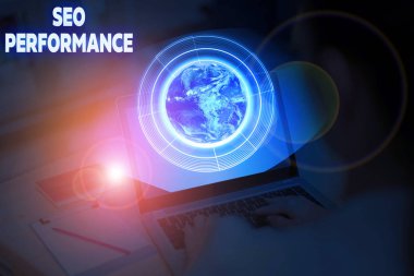 Seo Performans Analizi 'ni gösteren kavramsal el yazısı. İş fotoğrafı gösterimi, Nasa tarafından desteklenen bu görüntünün web sitesi elemanlarına trafiğin miktarını ve kalitesini artırır.
