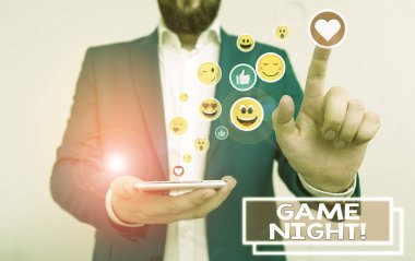 Game Night 'ı gösteren bir not yazıyorum. İş fotoğraflarının sergilenmesi genelde arkadaşlarla poker oynamak gibi yetişkinlerin oyun buluşmalarında olur..