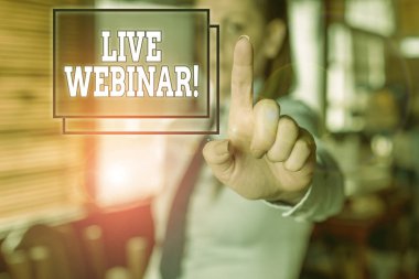 Canlı Webinar 'ı gösteren bir not yazıyorum. Web Bulanık Kadın üzerinden aktarılan iş fotoğrafı tanıtım konferansı ya da seminer boş alanda parmakla işaret ederek arka planda.