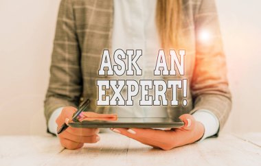 Ask An Expert 'ı gösteren kavramsal el yazısı. İş fotoğrafı doğrulama metni okudu. Çalışma kılavuzunu anlayın ve kabul edin. Cep telefonlu bir iş kadını masada oturuyor..