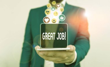 Harika bir iş çıkardığını gösteren kavramsal el yazısı. İş fotoğrafı metni, birini iyi yaptığı bir şey için övmek için kullanılır..