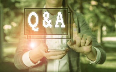 El yazısı Q ve A metni. Anlamı, gösterinin sorular sorduğu, diğerinin ise cevapladığı gri süitlerdeki kadının cep telefonu bulundurduğu kavram..