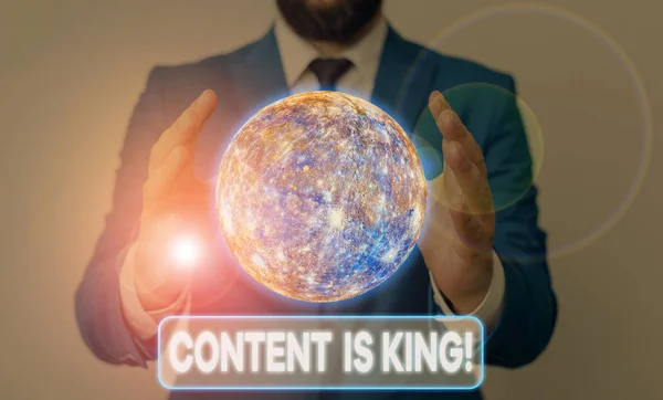 Konceptualne pismo ręczne pokazujące Content Is King. Biznes photo showcasing marketing ukierunkowany rosnąca widoczność nieopłacane wyniki wyszukiwania Elementy tego obrazu dostarczone przez Nasa. — Zdjęcie stockowe