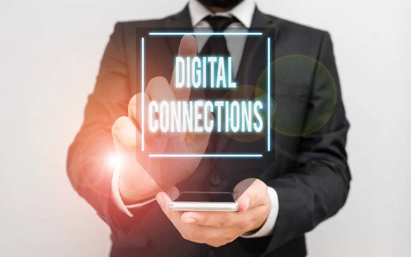 Scrittura concettuale a mano che mostra le connessioni digitali. Business photo text il modo online per esplorare e costruire relazioni Uomo vestito da lavoro formale tenere smartphone con mano . — Foto Stock