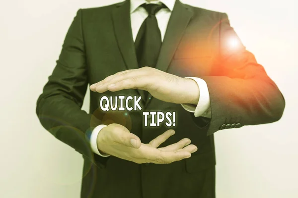 Tulisan tangan menulis Quick Tips. Konsep yang dimaksud adalah nasihat praktis yang kecil namun sangat berguna bagi pria berjenggot yang mengenakan pakaian kerja formal mengangkat satu tangan ke atas . — Stok Foto