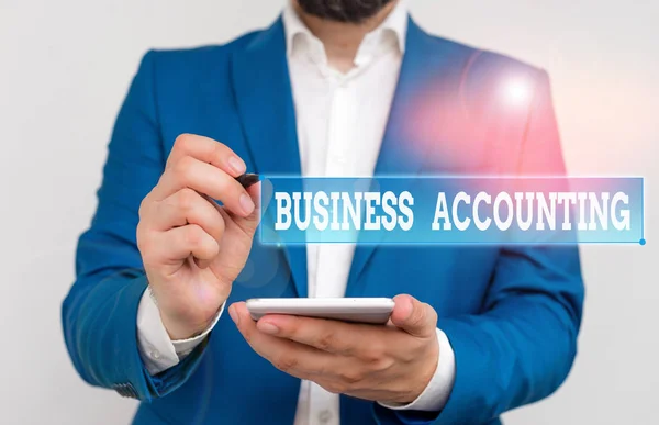 Schrijfbriefje met Business Accounting. Zakelijke foto presentatie interpreteren en presenteren van financiële informatie Zakenman in de blauwe suite met laptoppen wijzend met de vinger. — Stockfoto