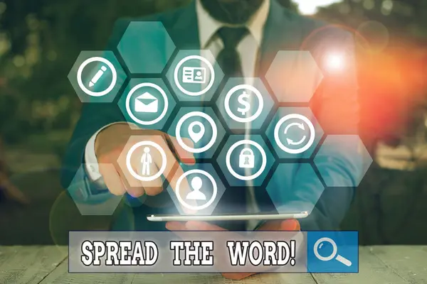 Spread The Word'u gösteren not yazma. Sosyal medyayı kullanarak bilgileri veya haberleri paylaşan iş fotoğrafı. — Stok fotoğraf