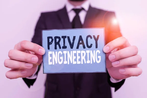 A Privacy Engineering-t bemutató feljegyzés. Üzleti fotó bemutató mérnöki rendszerek elfogadható szintű magánélet Férfi emberi viselet hivatalos munkaruha irodai megjelenés hold book. — Stock Fotó