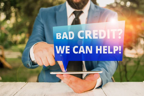 Znak tekstowy pokazujący złe pytanie o kredyt Możemy pomóc. Zdjęcie koncepcyjne Pożyczkobiorca z wysokim ryzykiem Długi Biznesmen finansowy z palcem wskazującym przed nim. — Zdjęcie stockowe