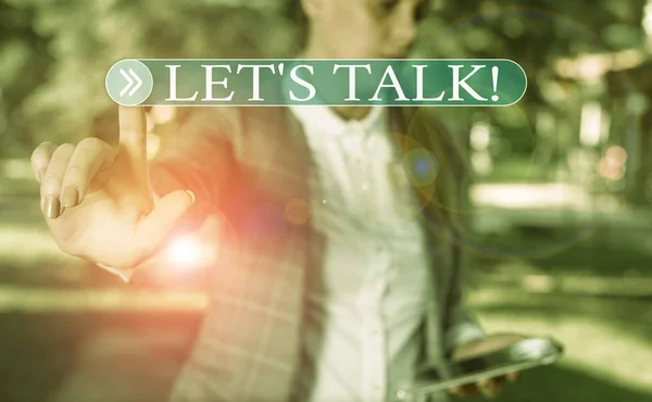 Handschrift tekst schrijven Let S Talk. Concept betekent dat ze suggereren begin gesprek over een specifiek onderwerp Zakelijke vrouw in de natuur wijzen met de vinger in de lege ruimte. — Stockfoto