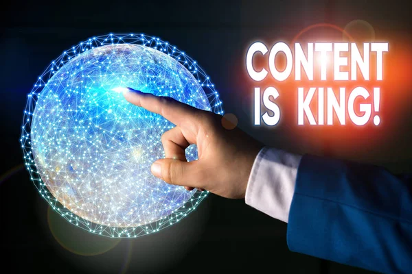 Koncepcionális kézírás a Content Is King-ről. Üzleti fotó bemutatása marketing fókuszált növekvő láthatóság nem fizetett keresési eredmények A kép elemei által nyújtott Nasa. — Stock Fotó